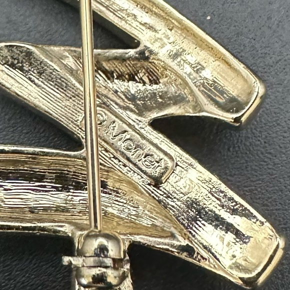 Christmas in July 🎄Vintage Monet Signed Brooch - Gold Toned with Clear Crystals - Picture 8 of 11